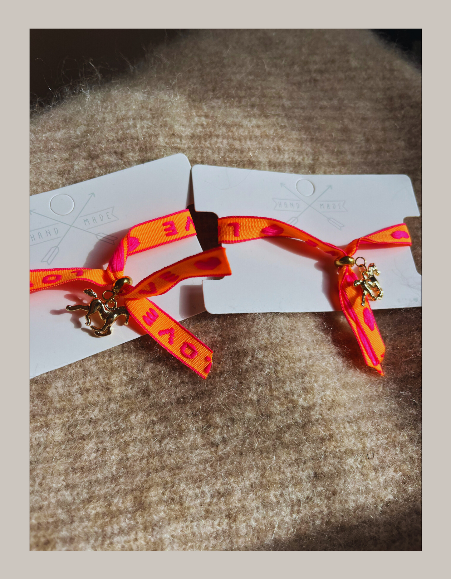 LOVE Webarmband mit vergoldetem Anhänger PFERD